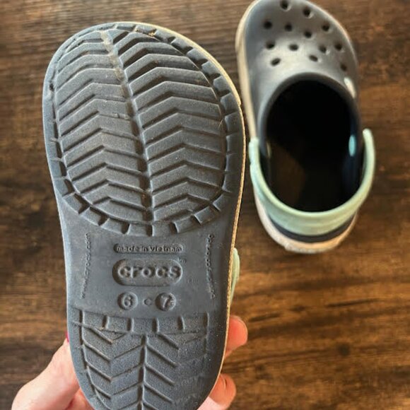Toddler 6/7 Crocs - Picture 3 of 3